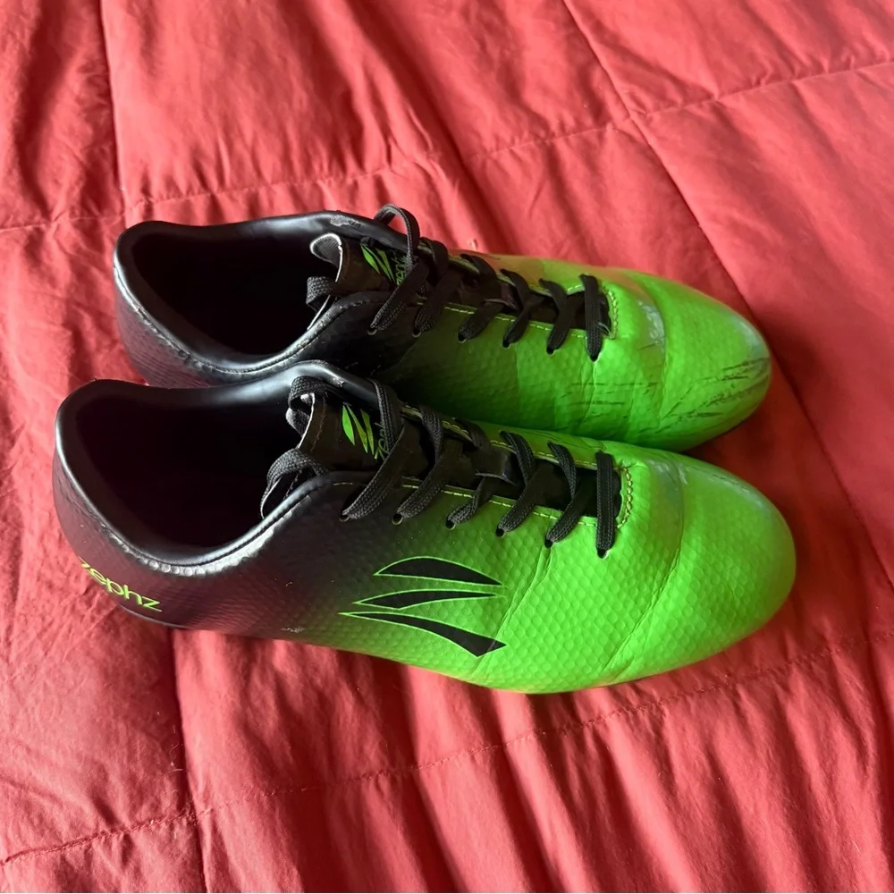 Big Kids’ Wide Traxx Soccer Cleats - Youth Size 6EE - Picture 3 of 11